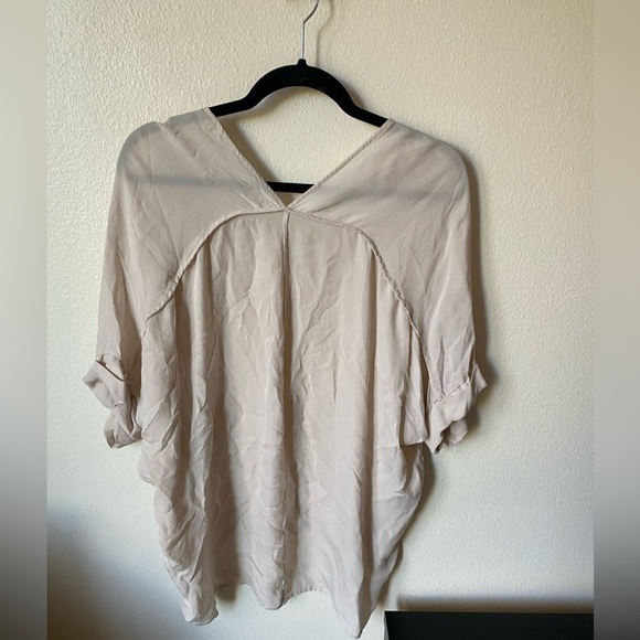 Vince Women’s Silk Pale Pink Blouse Size M Business Casual Short Sleeve V Neck - Picture 2 of 5